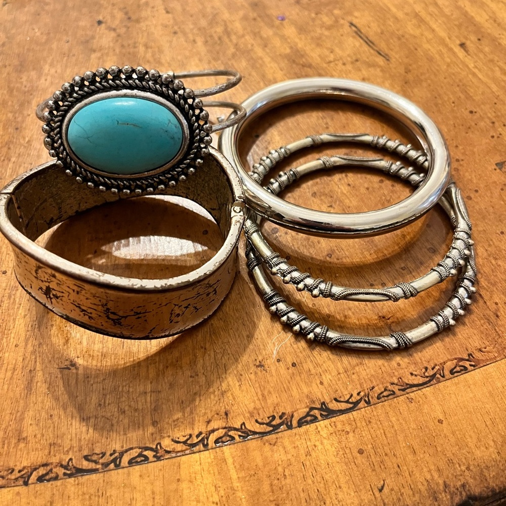 Set of 5 Bracelets silver toned